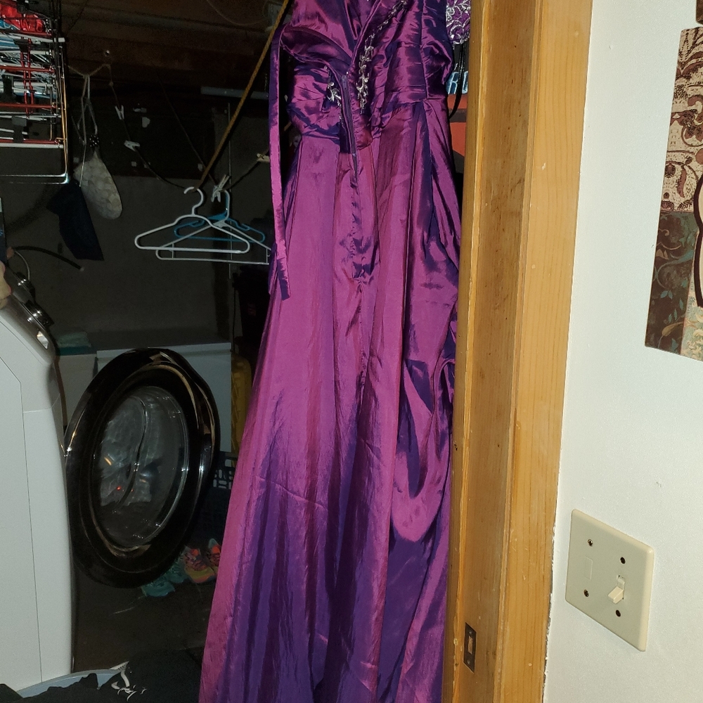 Prom dresse - Picture 2 of 2